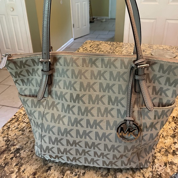 Authentic Michael Kors bag - Picture 2 of 4